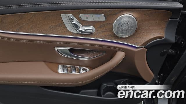 Mercedes-Benz E-Class 2022 — Photo 33/35