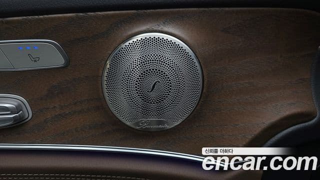 Mercedes-Benz E-Class 2022 — Photo 21/35