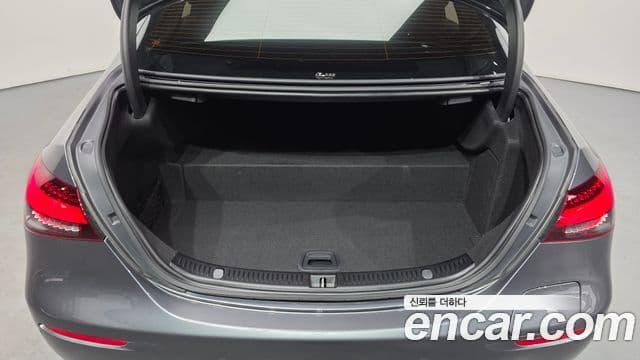 Mercedes-Benz E-Class 2022 — Photo 34/35