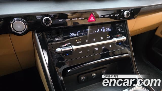Kia Carnival 2021 — ფოტო 16/20