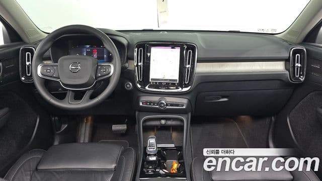Volvo XC40 2022 — ფოტო 16/34