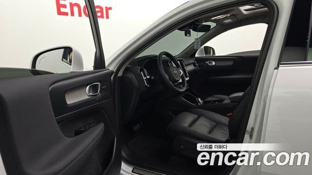 Volvo XC40 2022 — ფოტო 26/34