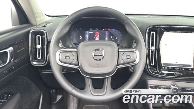 Volvo XC40 2022 — ფოტო 31/34