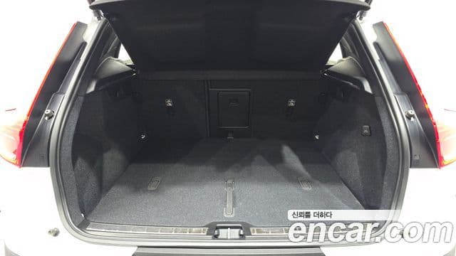 Volvo XC40 2022 — ფოტო 1/34