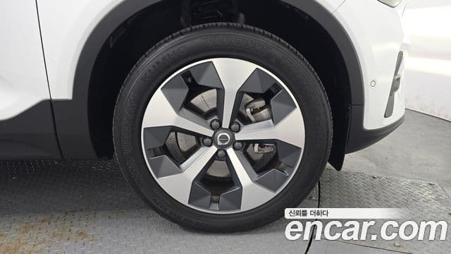 Volvo XC40 2022 — ფოტო 32/34
