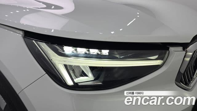 Volvo XC40 2022 — ფოტო 18/34