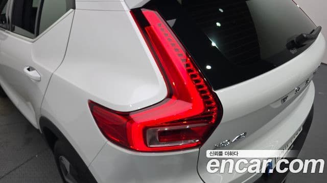 Volvo XC40 2022 — ფოტო 27/34