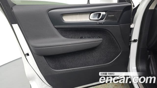 Volvo XC40 2022 — ფოტო 12/34
