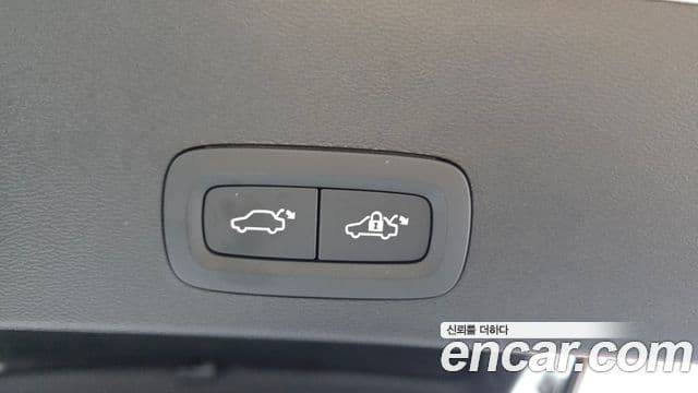 Volvo XC40 2022 — ფოტო 25/34