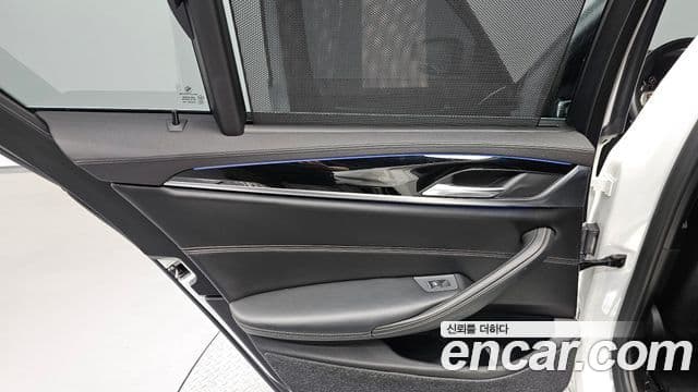 BMW 5 Series 2019 — ფოტო 22/32