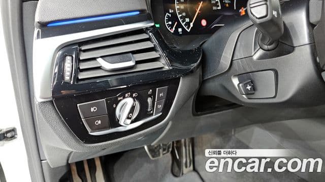 BMW 5 Series 2019 — ფოტო 23/32