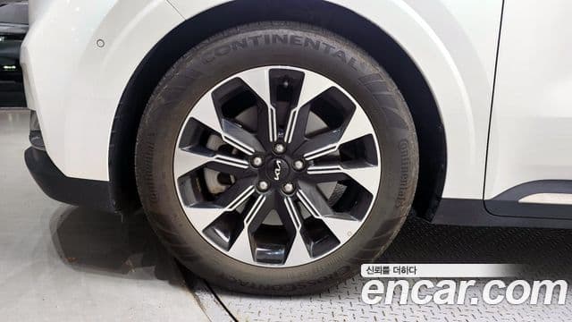 Kia Carnival 2023 — ფოტო 5/20