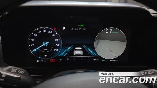 Kia Carnival 2023 — ფოტო 8/20