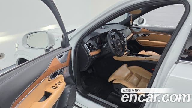 Volvo XC90 2019 — ფოტო 8/20