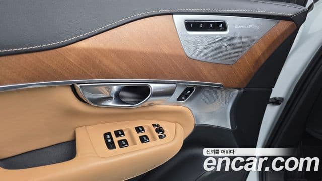 Volvo XC90 2019 — ფოტო 13/20
