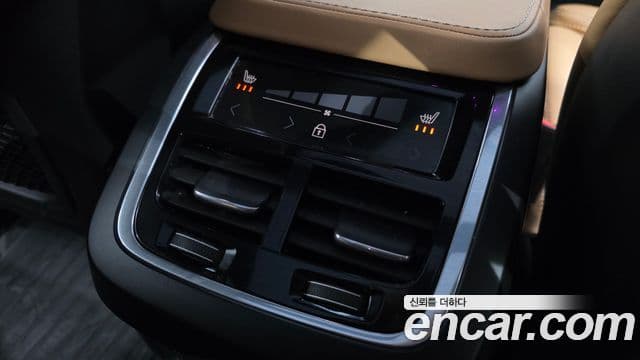 Volvo XC90 2019 — ფოტო 18/20