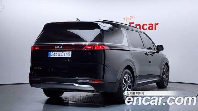 Kia Carnival 2023 — ფოტო 8/20