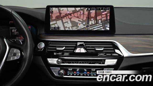BMW 5 Series 2022 — Şəkil 14/20
