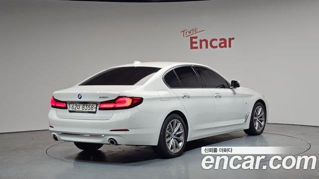 BMW 5 Series 2018 — ფოტო 2/20