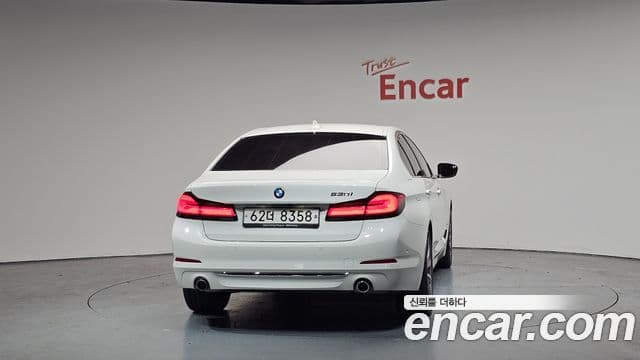 BMW 5 Series 2018 — ფოტო 4/20