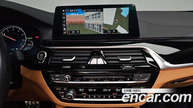 BMW 5 Series 2018 — ფოტო 13/20