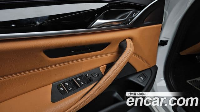 BMW 5 Series 2018 — ფოტო 18/20