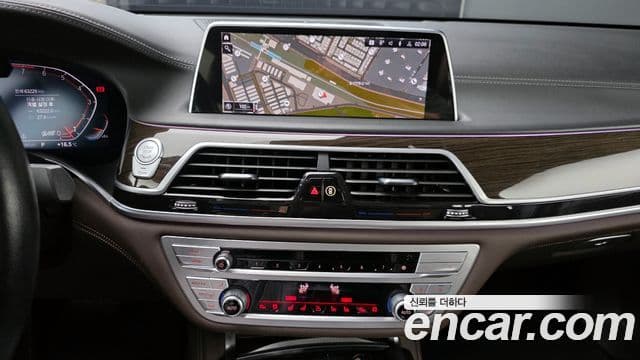 BMW 7 Series 2022 — ფოტო 18/20