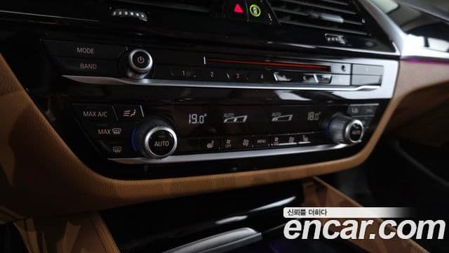 BMW 5 Series 2018 — ფოტო 17/20