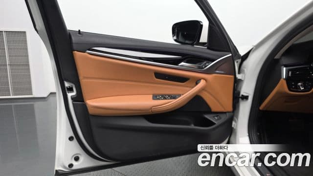 BMW 5 Series 2018 — Photo 22/34