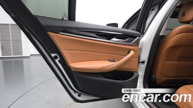 BMW 5 Series 2018 — Photo 7/34