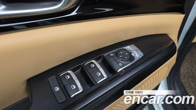 Kia Carnival 2023 — ფოტო 28/35