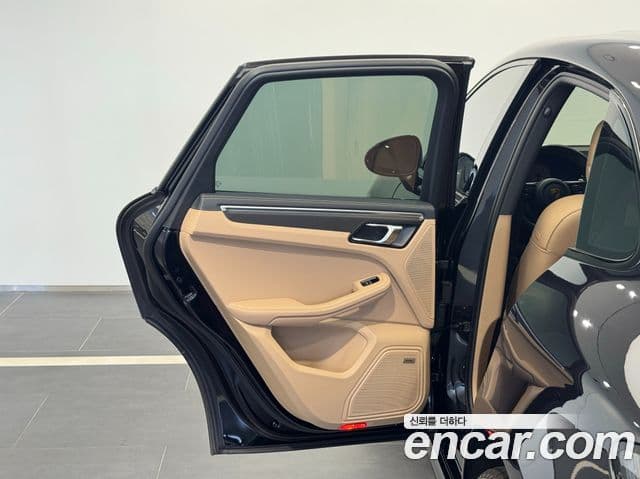 Porsche Macan 2022 — Photo 12/20