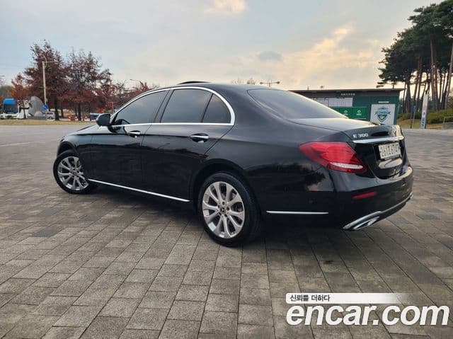 Mercedes-Benz E-Class 2020 — Photo 2/20