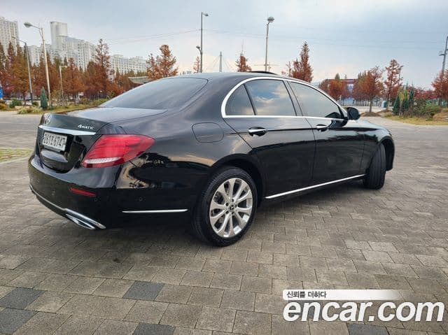 Mercedes-Benz E-Class 2020 — Photo 13/20