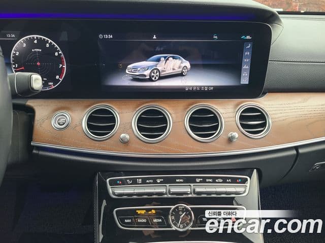 Mercedes-Benz E-Class 2020 — Photo 15/20