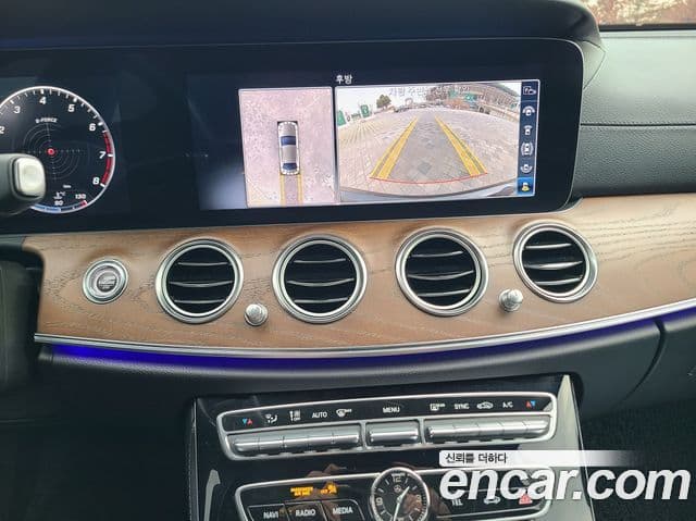 Mercedes-Benz E-Class 2020 — Photo 3/20