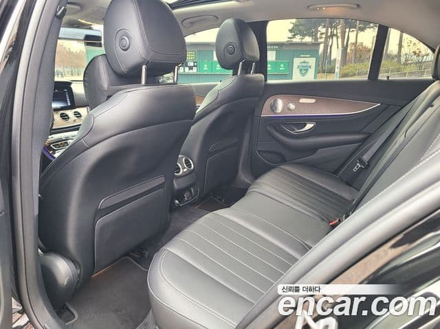 Mercedes-Benz E-Class 2020 — Photo 9/20