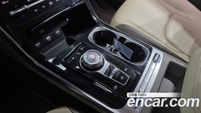 Kia Carnival 2023 — ფოტო 7/20