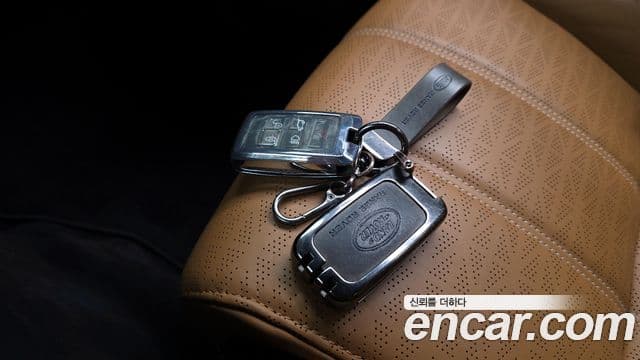 Land Rover Range Rover Velar 2022 — Photo 16/33
