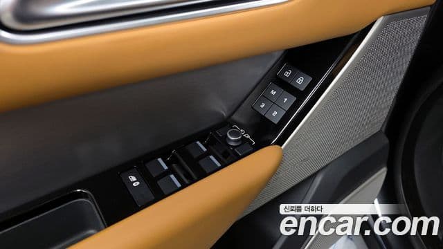 Land Rover Range Rover Velar 2022 — Photo 32/33