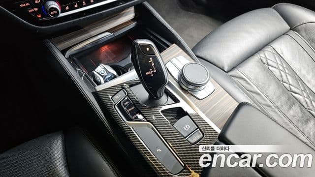 BMW 5 Series 2018 — Şəkil 9/20
