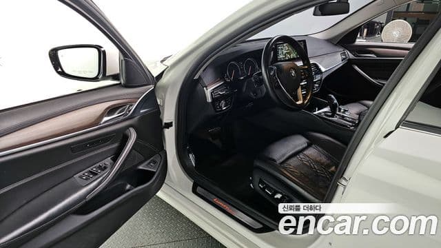 BMW 5 Series 2018 — Şəkil 10/20