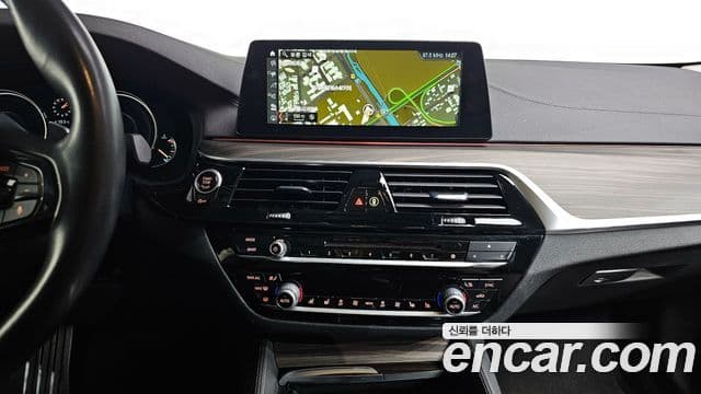BMW 5 Series 2018 — Şəkil 13/20