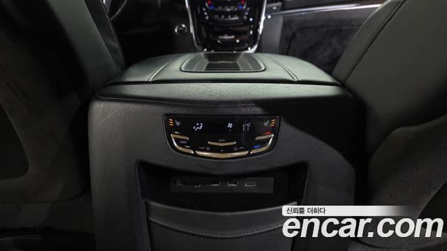 Cadillac Escalade 2018 — Şəkil 18/20