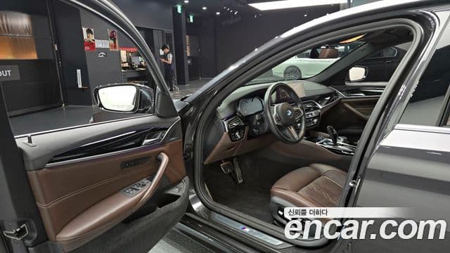 BMW 5 Series 2018 — Фото 10/20