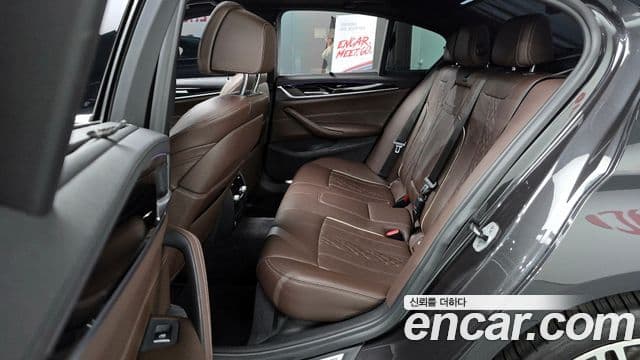 BMW 5 Series 2018 — Фото 12/20