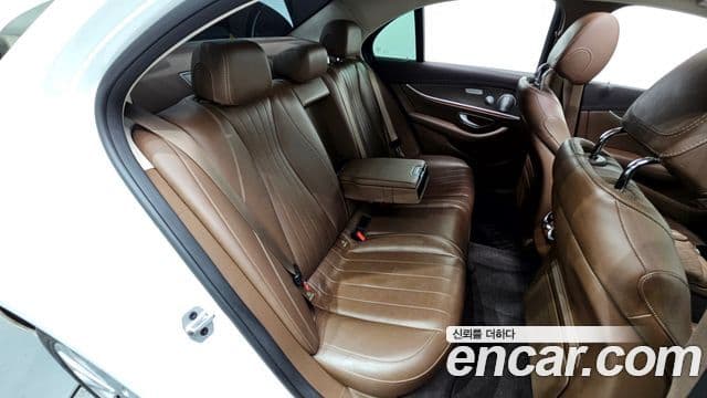 Mercedes-Benz E-Class 2020 — ფოტო 11/20