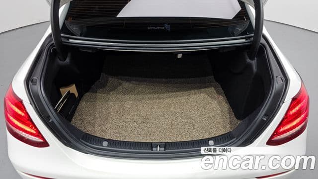 Mercedes-Benz E-Class 2020 — ფოტო 16/20