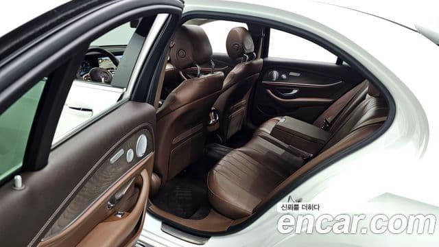 Mercedes-Benz E-Class 2020 — ფოტო 18/20