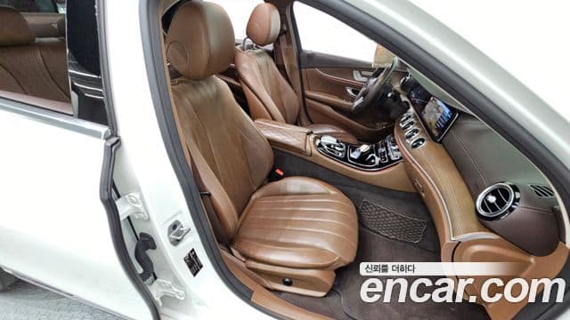 Mercedes-Benz E-Class 2020 — ფოტო 19/20